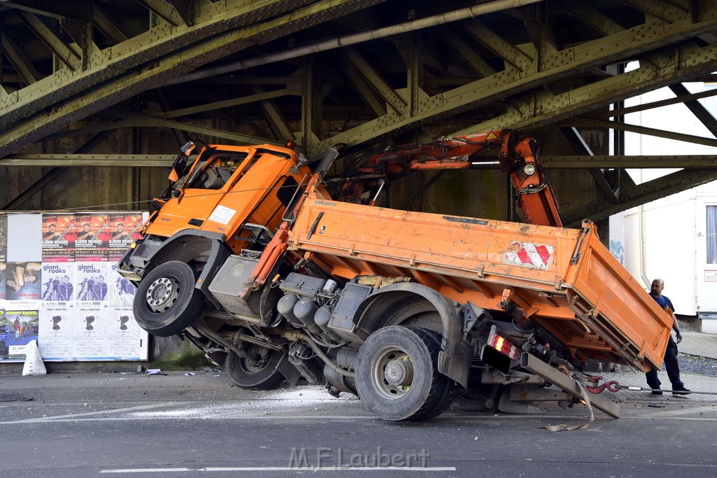 LKW blieb unter Bruecke haengen Koeln Deutz Deutz Muelheimerstr P077.JPG - Miklos Laubert